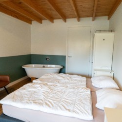 Moderne und helle Schlafzimmer im niederländischen Freizeithaus Meidoorn für Menschen mit Handicap.