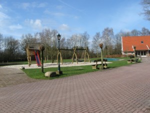 großzügiges Ausengelände mit Spielplatz am holländischen Gruppenhaus Meidoorn für behinderte Menschen