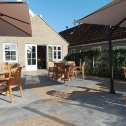 Die Terrasse des Gruppenhotele Ameland in den Niederlanden.
