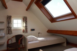 Ein Doppelzimmer im Appartement des Gruppenhotels Ameland in den Niederlanden.