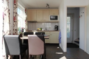 Der Wohnbereich mit Küchenzeile im Appartement des niederländischen Gruppenhauses Ameland.