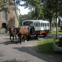Eine Planwagenfahrt am Gruppenhotel Ameland in den Niederlanden.