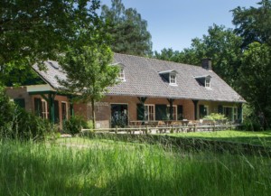 Das niederländische Gruppenhaus de Repelaerhoeve am Waldrand.