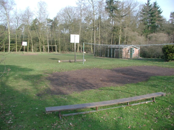 Die Sportanlage im niederländischen Gruppenhaus de Repelaerhoeve am Waldrand.
