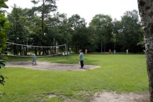 Das Volleyballplatz im niederländischen Gruppenhaus de Repelaerhoeve am Waldrand.