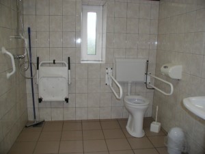 Das rolligerechte Badezimmer im niederländischen Freizeitheim Schaapskooi.