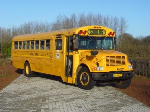 Der amerikanischer Schulbus im niederländischen Freizeitheim Schaapskooi.