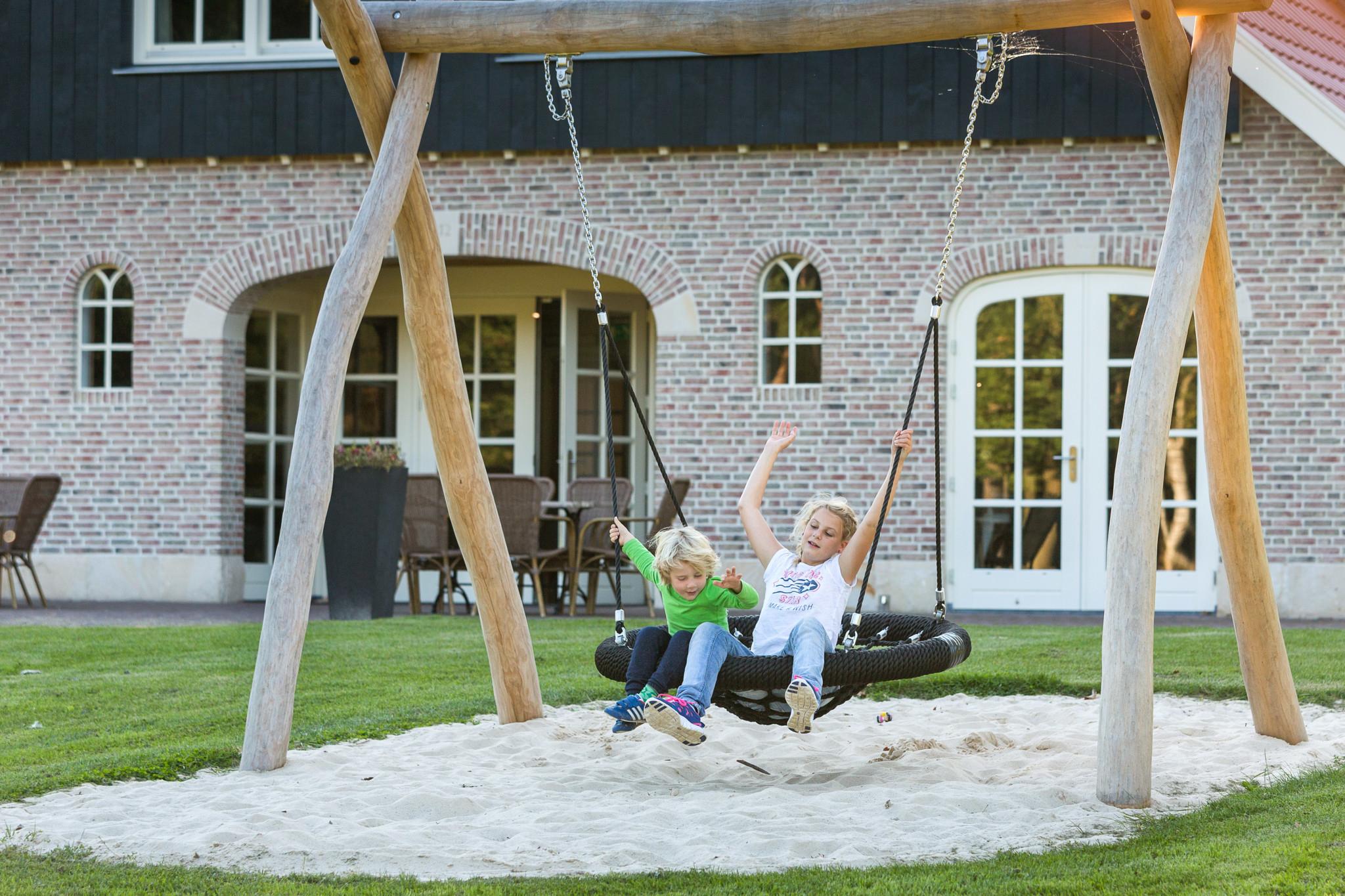 Spielplatz mit Nestschaukel am Freizeitheim De Sterre für integrative Freizeiten in den Niederlanden.