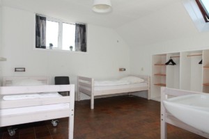 Ein Mehrbettzimmer im Haupthaus des Gruppenhotels Ameland in den Niederlanden.