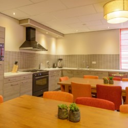 Die Küche im handicapgerechten niederländischen Gruppenhaus SuyderZee.