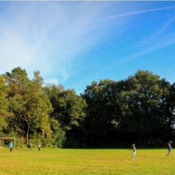 Fußballfeld und Spielwiese am niederländischen Gruppenhaus Benelux für Kinder und Jugendreisen.