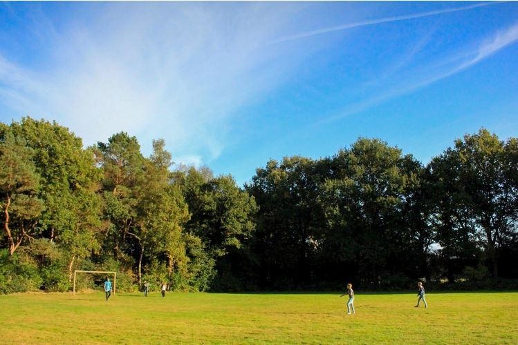 Fußballfeld und Spielwiese am niederländischen Gruppenhaus Benelux für Kinder und Jugendreisen.