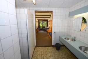 Das Badezimmer im Freizeitheim Zwerfsteen in den Niederlanden.