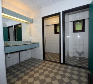 Das Badezimmer im holländischen Jugendfreizeitheim Zwerfsteen.