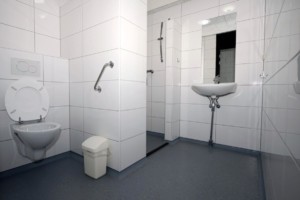 Rollstuhgerechtes Badezimmer im Gruppenhaus Zwerfsteen in den Niederlanden.