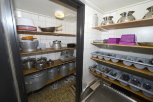 Die Küche für Selbstversorger im barrierefreien Gruppenhaus Benelux in den Niederlanden.