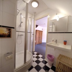 Das Badezimmer im niederländischen Gruppenhaus Zonneroos.