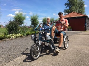Fahrradfahren im niederländischen handicapgerechten Gruppenhaus Zonneroos.