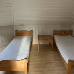 Zimmer mit hohem Standard im norwegischen Freizeitheim Audnastrand für hochwertige Jugendreisen.