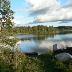 See mit Kanus am norwegischen Freizeitheim Degernes.
