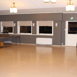 Großer Speisesaal im norwegischen Freizeitheim Degernes Misjonsgård am See.