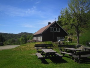 Die Außenansicht des Gruppenhauses Fjelltun Leirsted in Norwegen.