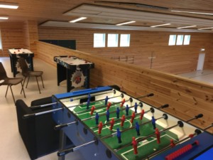 Der obere Bereich der Sporthalle in Fjelltun Leirsted in Norwegen.