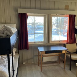 Schlafzimmer mit Ausblick im norwegischen Freizeitheim Skogstad in Alleinlage.