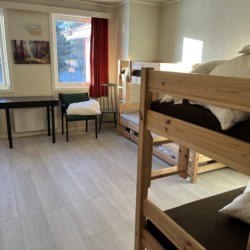 Geräumige Schlafzimmer im norwegischen Jugendfreizeitheim Skogstad in Alleinlage.