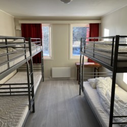 Schlafzimmer für große Jugendgruppen im norwegischen Gruppenhaus Skogstad in Alleinlage.
