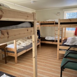 Schlafzimmer im norwegischen Haus Skogstad für große Jugendgruppen.