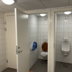 Saubere Sanitäranlagen im norwegischen Gruppenhaus Skogstad in Alleinlage in Norwegen.