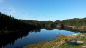 Der See am Gruppenhaus Undeland in Norwegen.