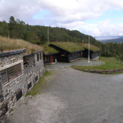 Das norwegische Freizeitheim ist in der Nähe eines Badesees. Nur einen Kilometer muss man bis zur Badestelle des Gruppenhauses laufen.