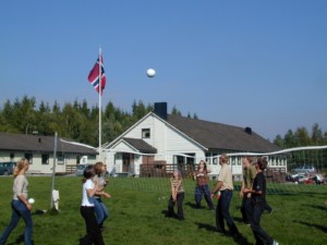 Viel Platz für Gruppenspiele vor dem norwegischen Freizeitheim Degernes Misjonsgård am See.