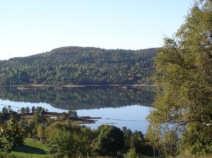 Umgebung vom norwegischen Freizeitheim Gautestad Misjonssenter am See für Jugendfreizeiten