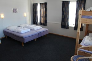 4-Bett-Zimmer im norwegischen Freizeitheim Gautestad Misjonssenter am See für Jugendfreizeiten