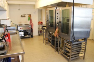 Selbstversorger-Küche im norwegischen Freizeitheim Gautestad Misjonssenter am See für Kinderfreizeiten