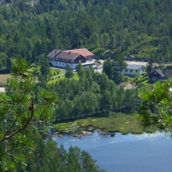 Das Gruppenhaus Kvinatun in Norwegen von oben.