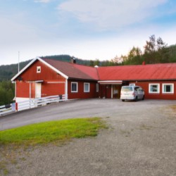 Das Freizeitheim Kvinatun in Norwegen von außen.