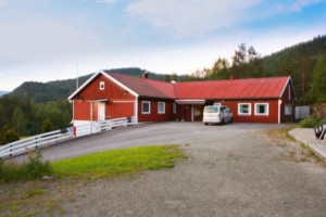 Das Freizeitheim Kvinatun in Norwegen von außen.