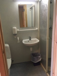 Das Badezimmer im Freizeitheim Kvinatun in Norwegen.