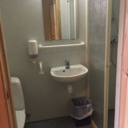 Das Badezimmer im Freizeitheim Kvinatun in Norwegen.