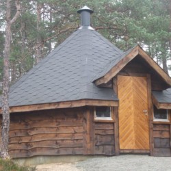 Der Außenbereich des Freizeitheims Kbvinatun in Norwegen.
