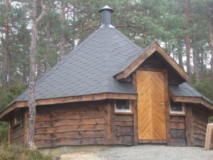 Der Außenbereich des Freizeitheims Kbvinatun in Norwegen.