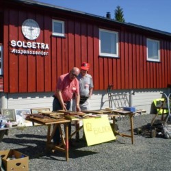 Flohmarkt auf dem Außengelände des norwegischen Freizeitheims Solsetra Misjonssenter