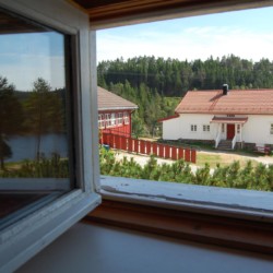 Die Aussicht auf das Gelände des norwegischen Gruppenhauses Undeland.