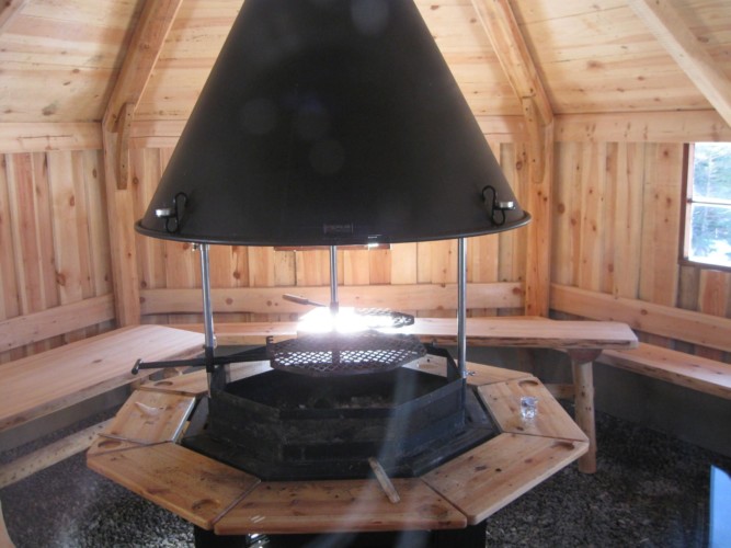 Die Lagerfeuerhütte des Gruppenhauses Undeland in Norwegen.