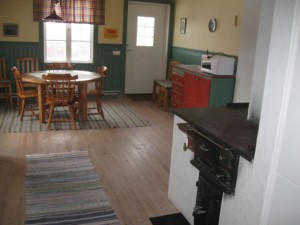 Die Küche mit Sitzecke im "Annex" im schwedischen Gruppenhaus Berga Gård.
