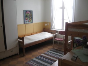 Ein Mehrbettzimmer im Gruppenhaus Berga Gård in Schweden.